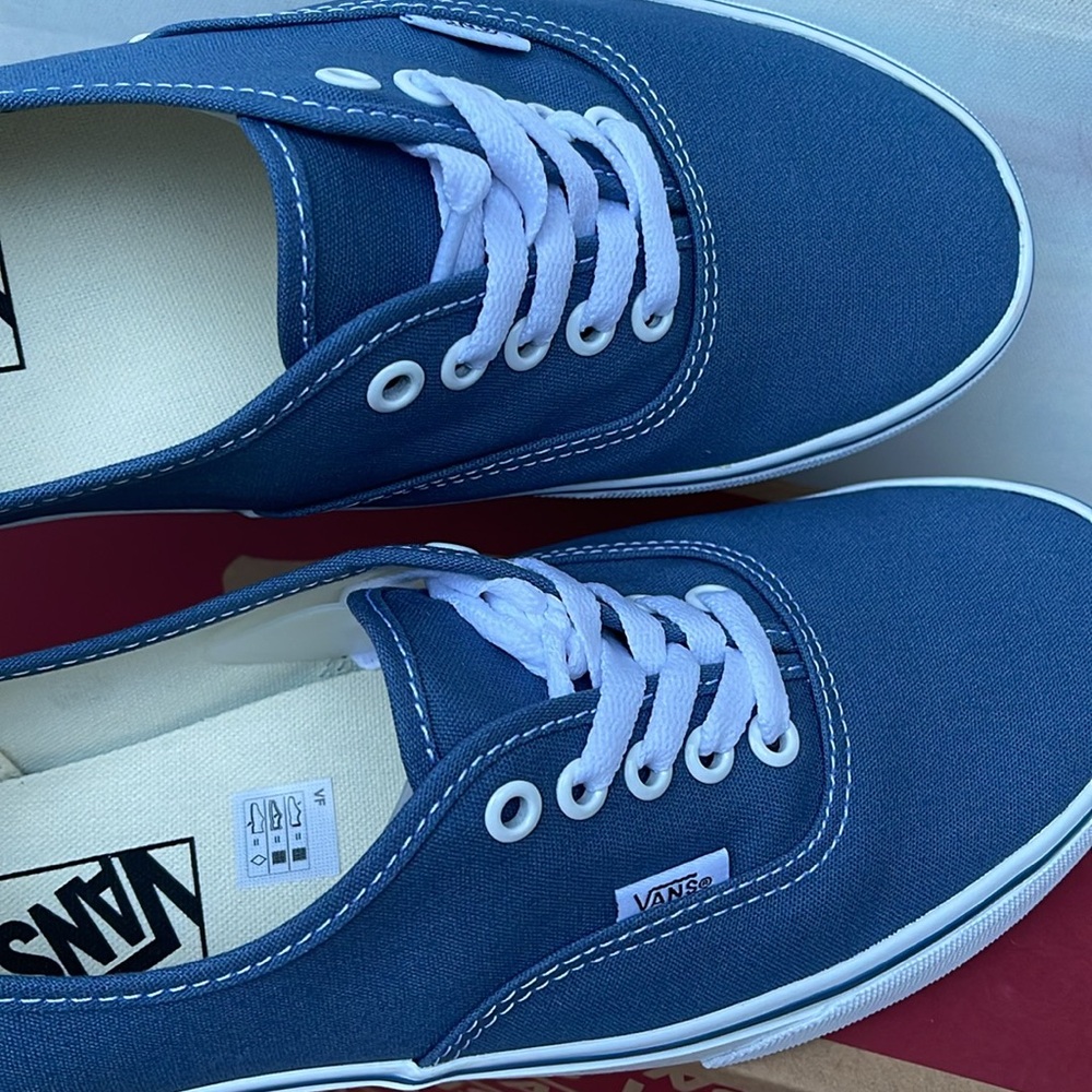 Vans WMNS Authentic Navy
VN000EE3NVY
Sneakers - Picture 15 of 16